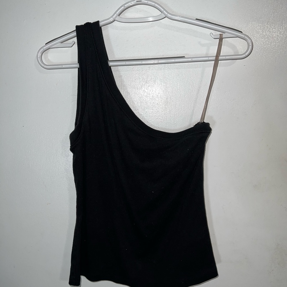 Black single sleeve shirt